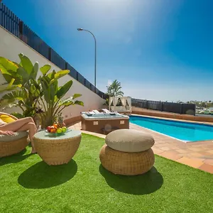 https://villa-amadores.in-canary-islands.com